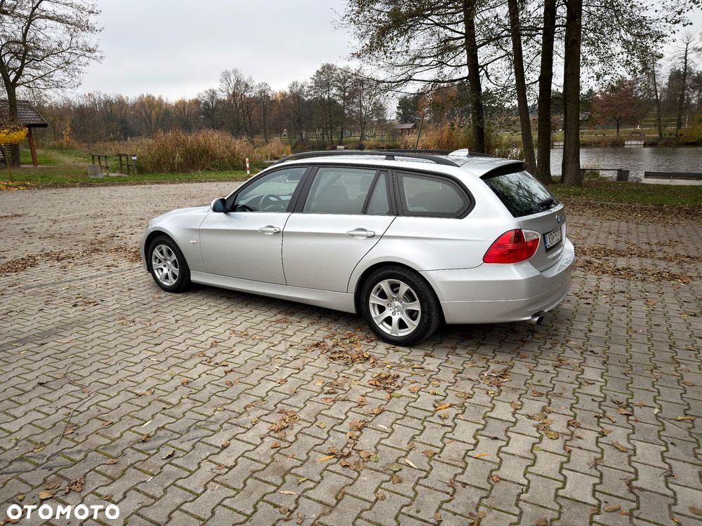 BMW Seria 3 318i Touring - 10