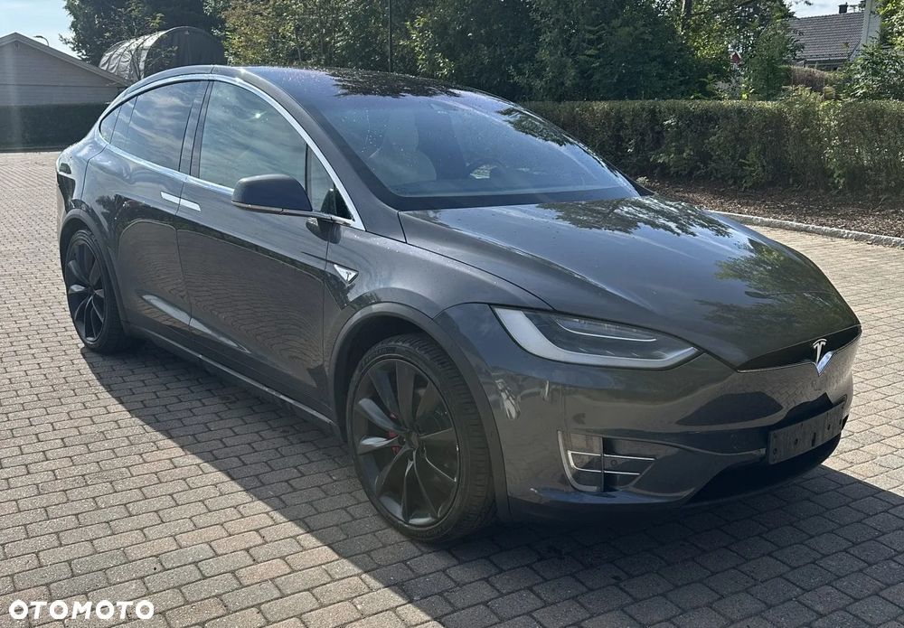 Tesla Model X - 4