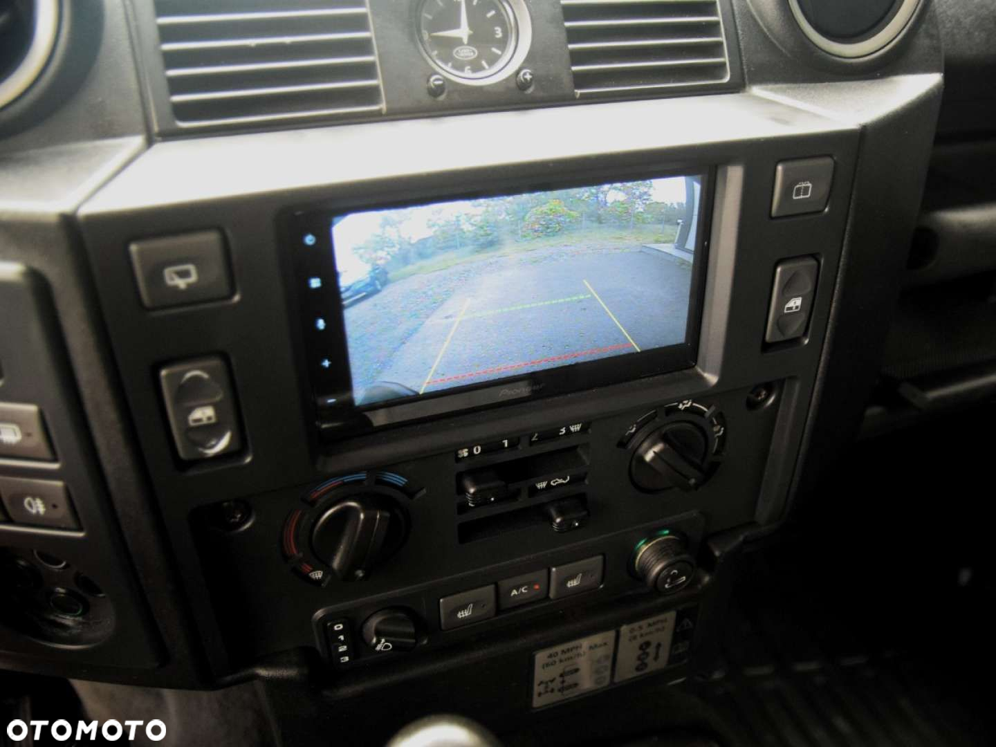Land Rover Defender - 29