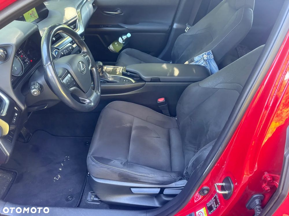 Lexus UX - 25