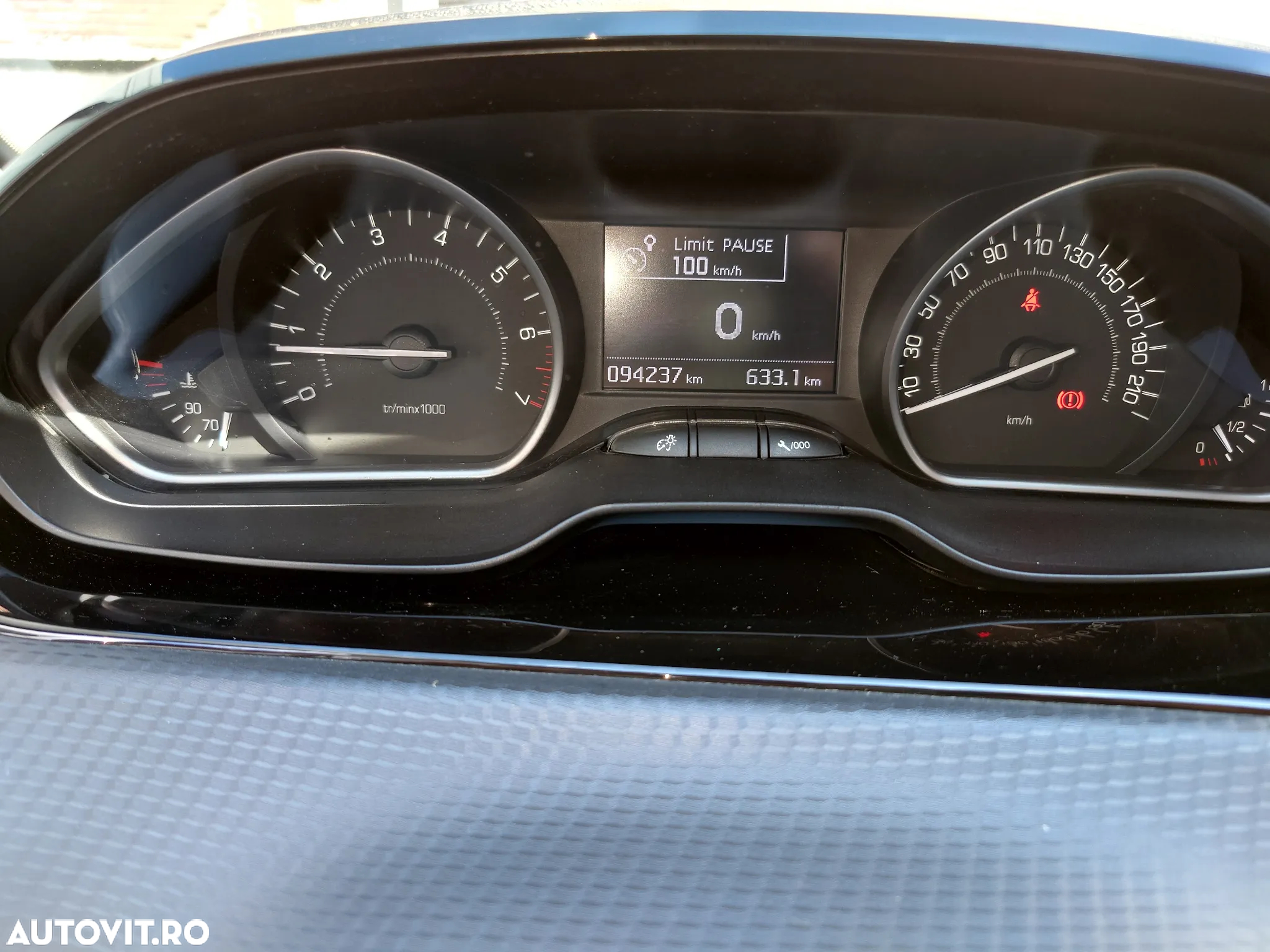 Peugeot 208 1.2 L PureTech Allure - 12