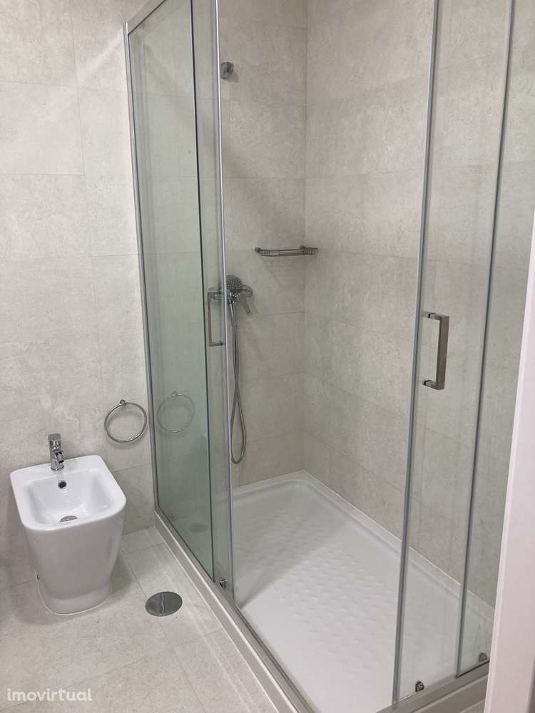 Apartamento T2 com varanda e boa localização - Grande imagem: 4/11