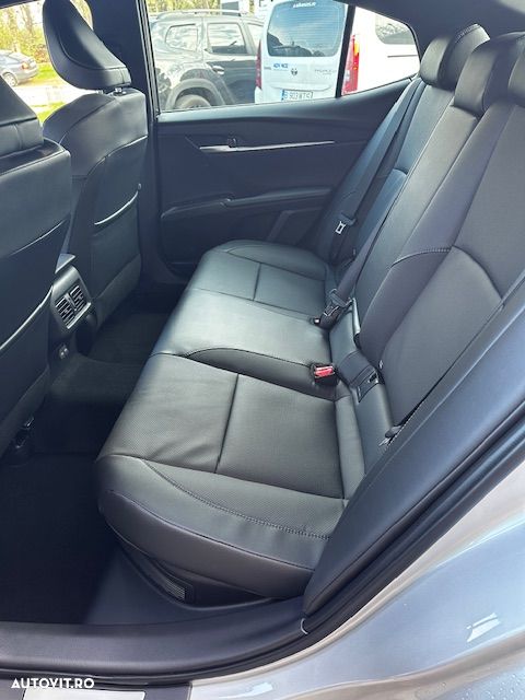 Toyota Camry Executive - 12