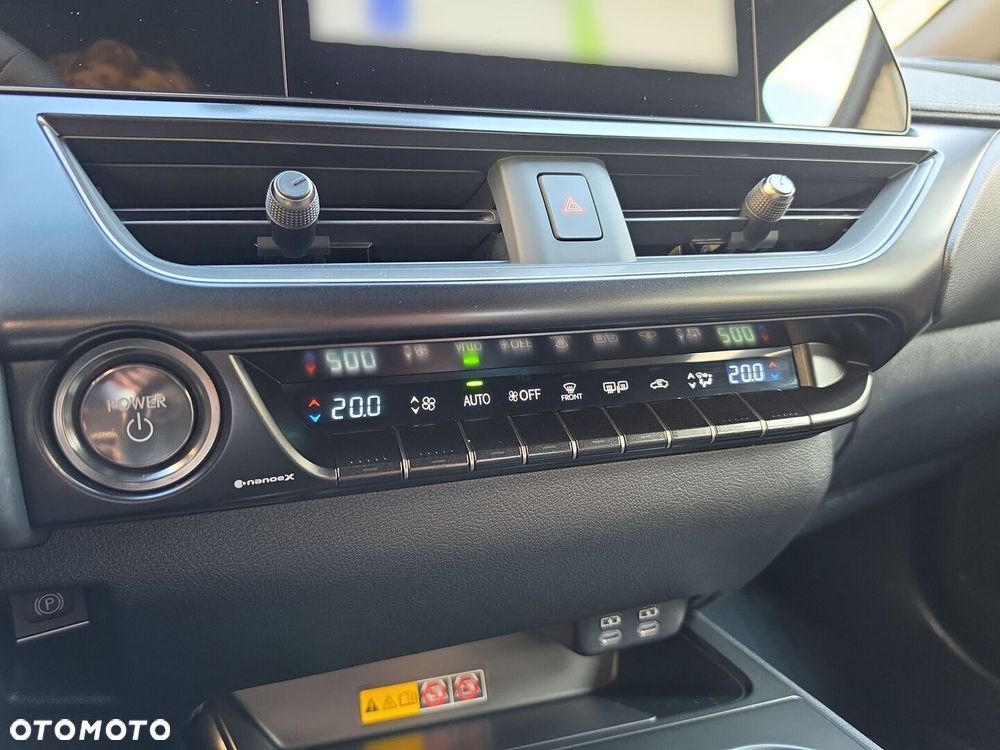 Lexus UX 300h Business - 17