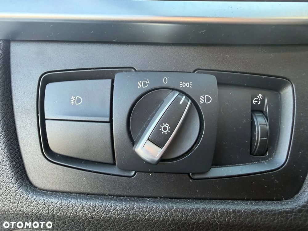 BMW Seria 3 330i Sport Line Sport - 17