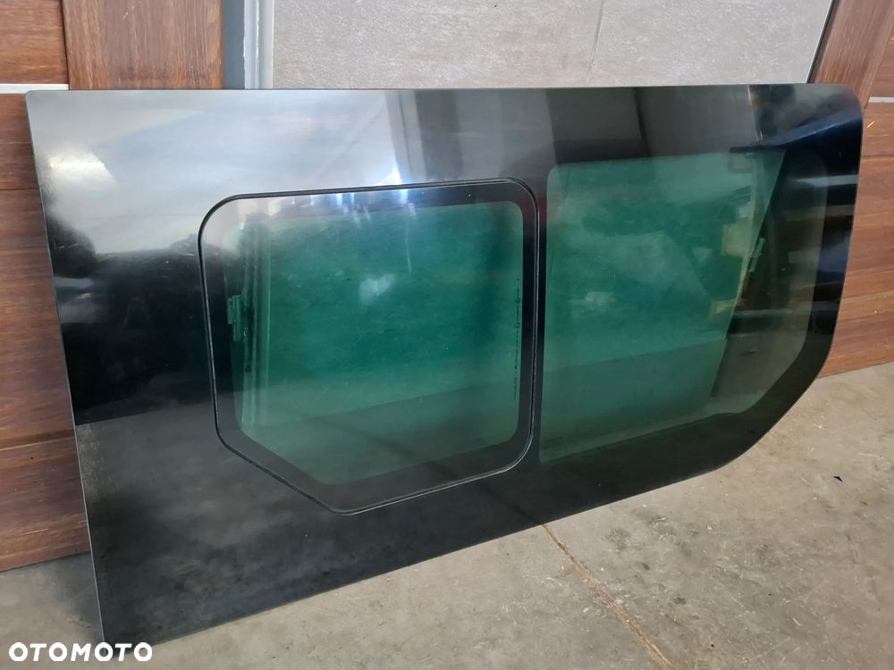 Szyba prawa drzwi przesuwnych Renault Trafic III 2018 rok nr 823008216R - 2