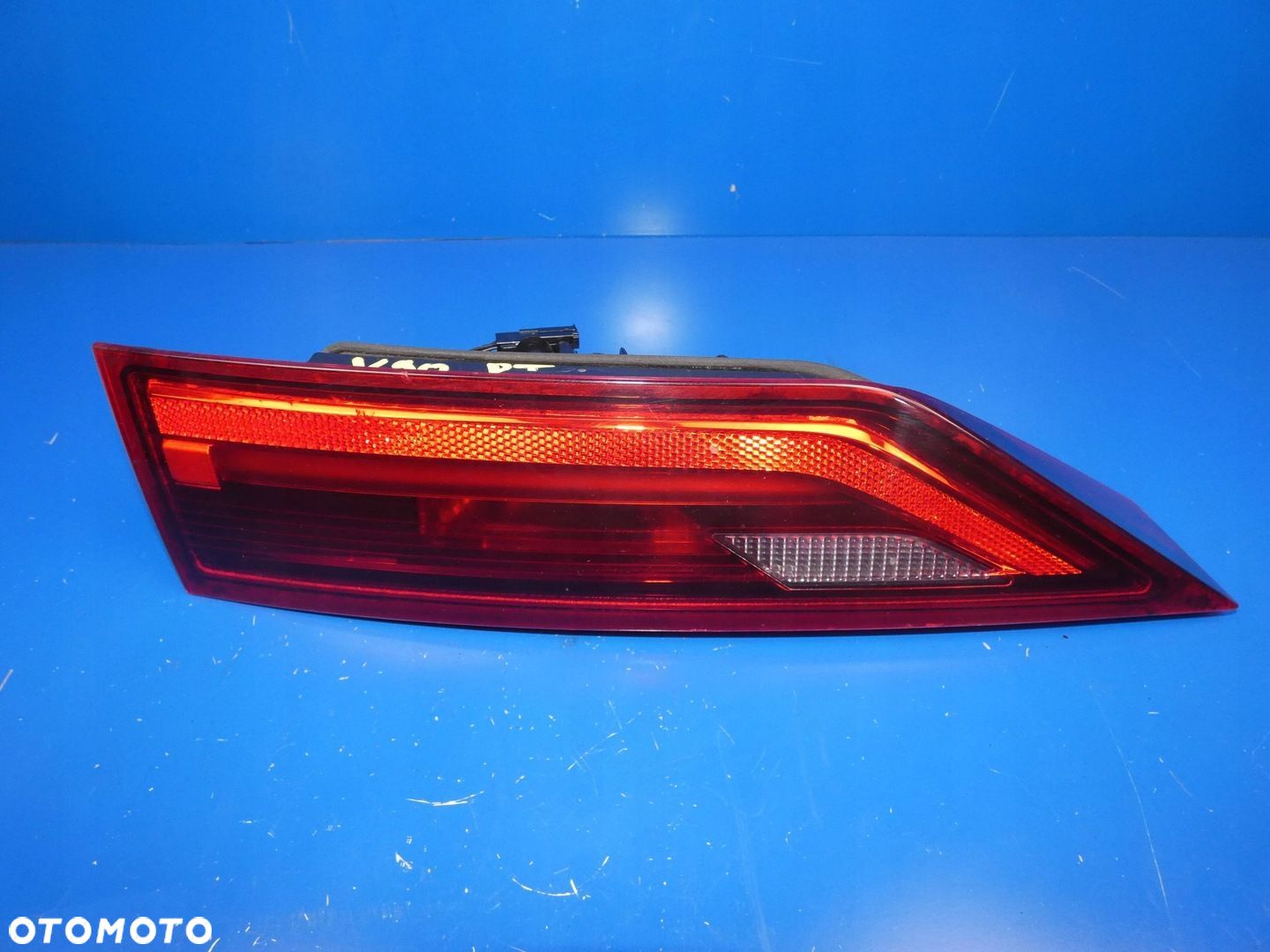 VOLVO V90 II LAMPA PRAWA PRAWY TYŁ TYLNA W KLAPĘ - 1