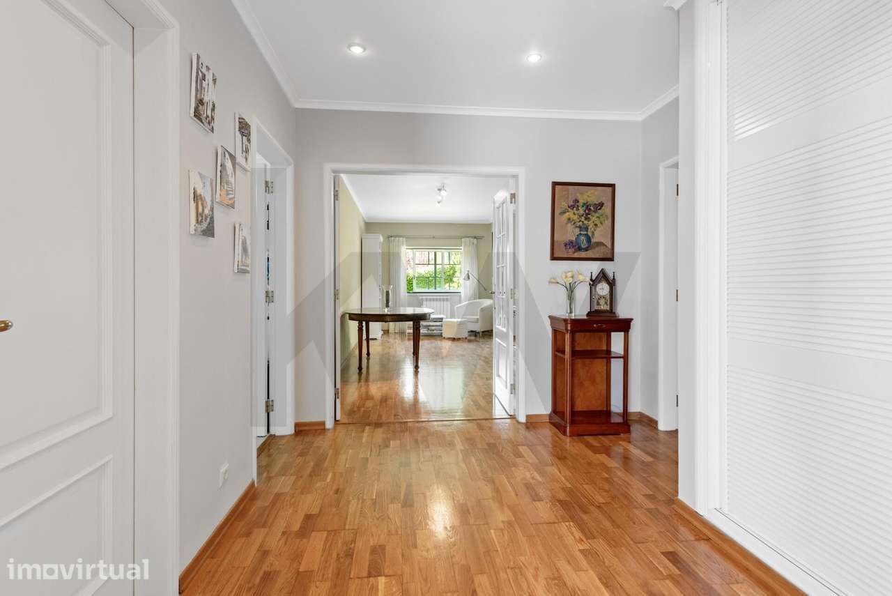 Apartamento T4 com Varanda, Arrumo e Garagem para 3 Carros - Quinta da - Grande imagem: 2/25