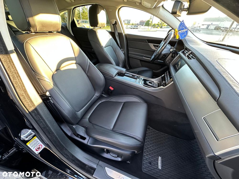 Jaguar XF 25t Prestige - 27