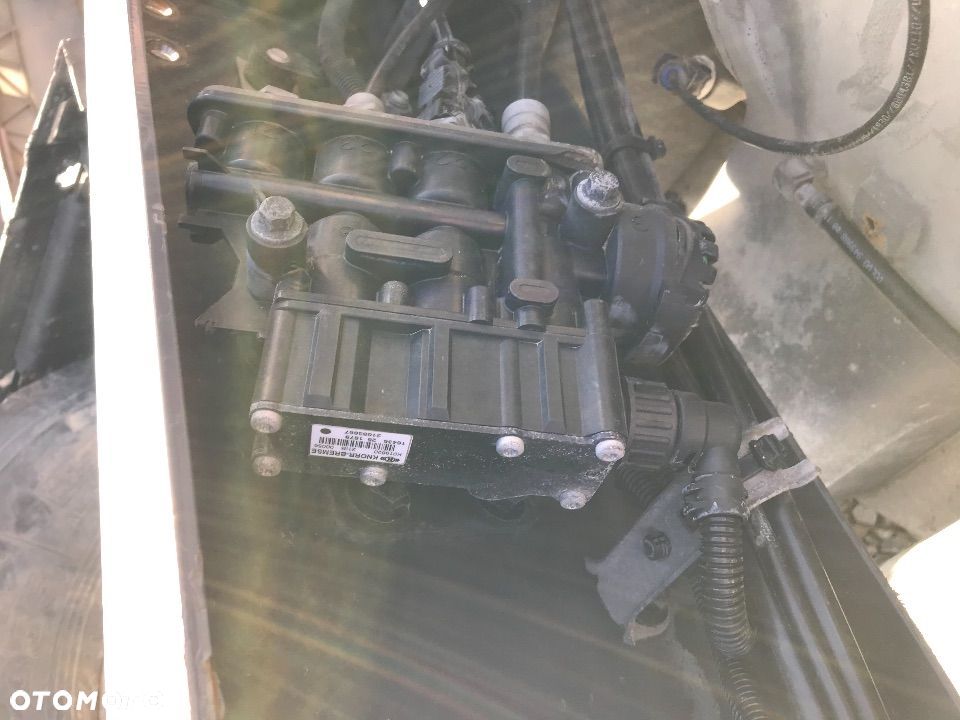 ZAWÓR PODUSZEK ECAS VOLVO FH4 2016r 21083657 - 3
