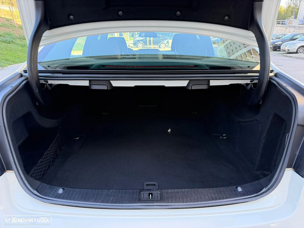 Mercedes-Benz E 300 Bluetec Hybrid Avantgarde - 26