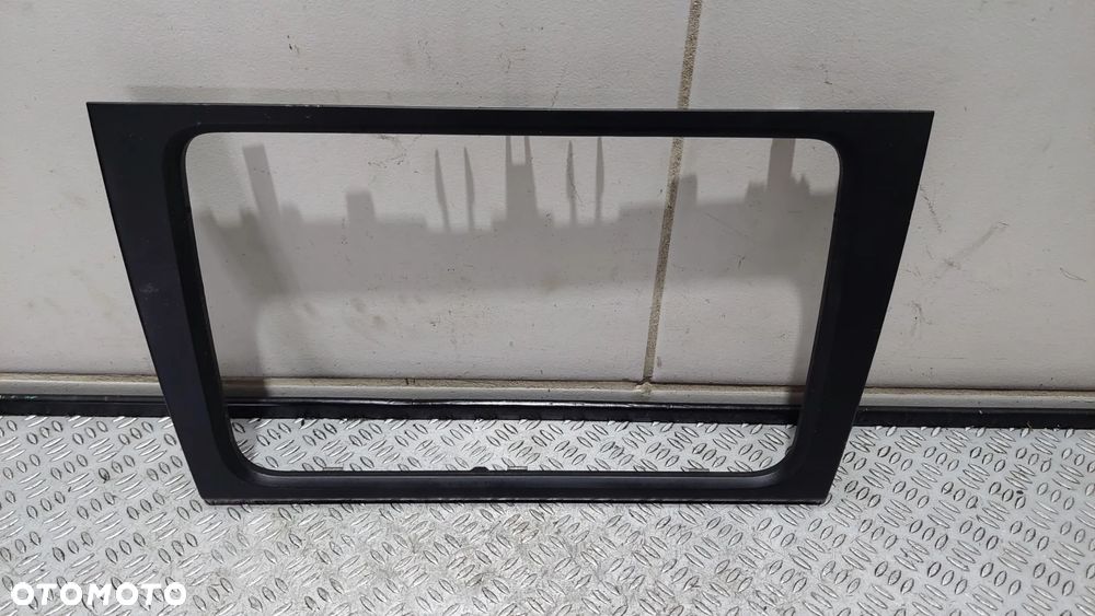 RAMKA RADIA NAWIGACJI VW GOLF VI R2012 NR 5K0858063F - 1