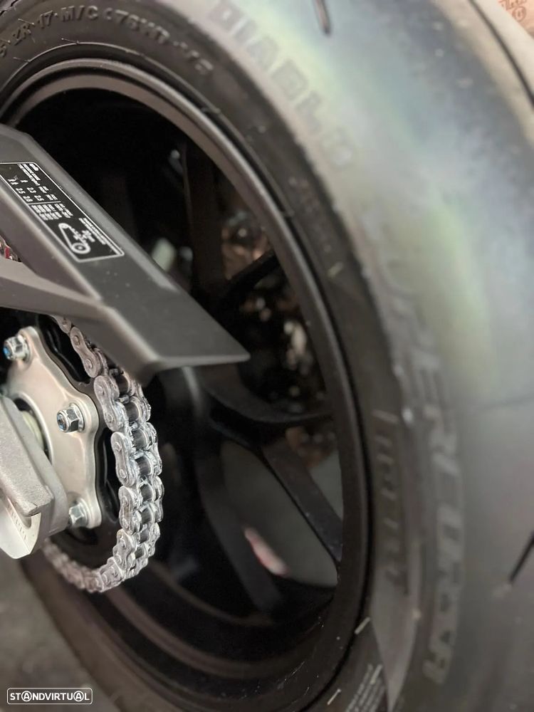 Aprilia RSV 4 FACTORY 2025 - 14