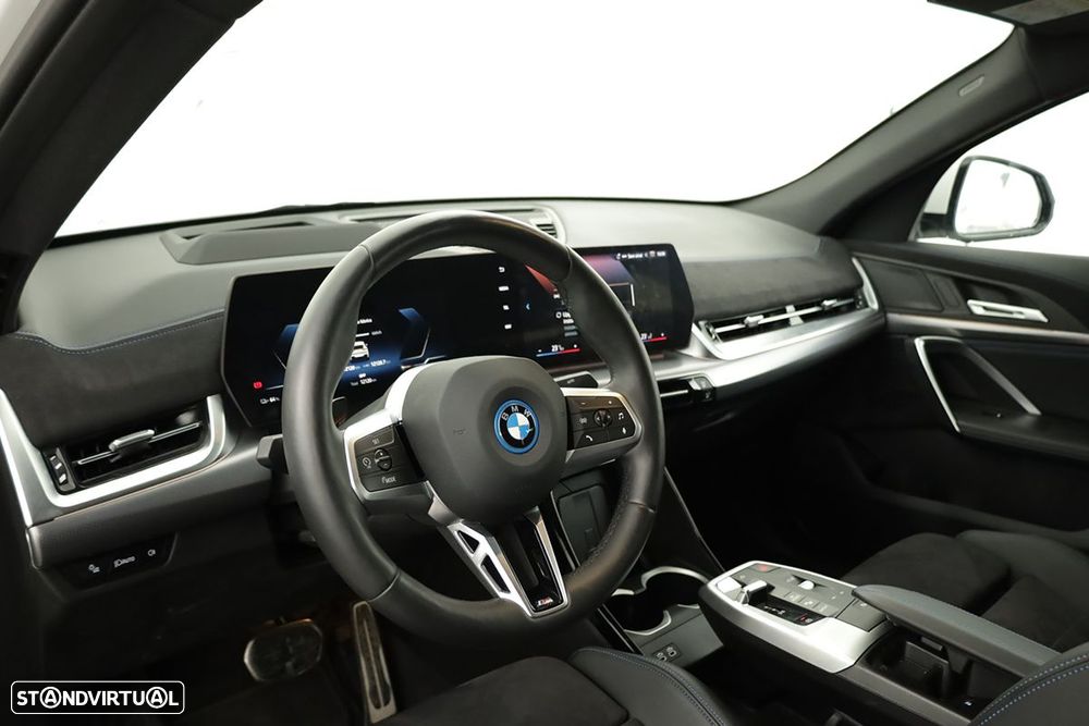 BMW iX2 eDrive20 Pack Desportivo M - 9