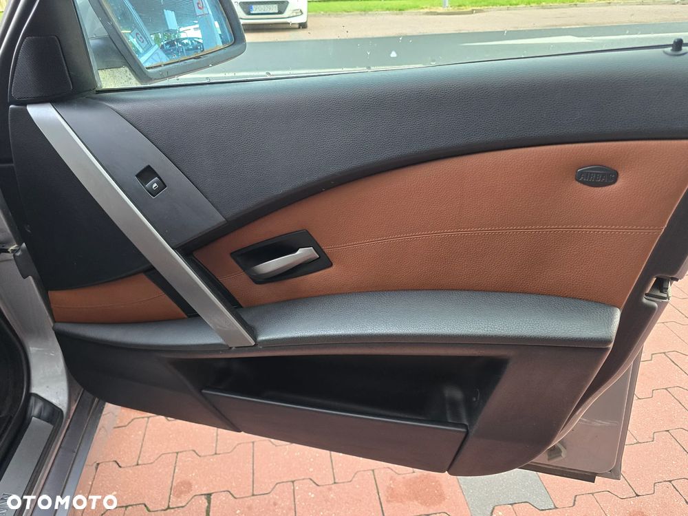 BMW Seria 5 525d - 29