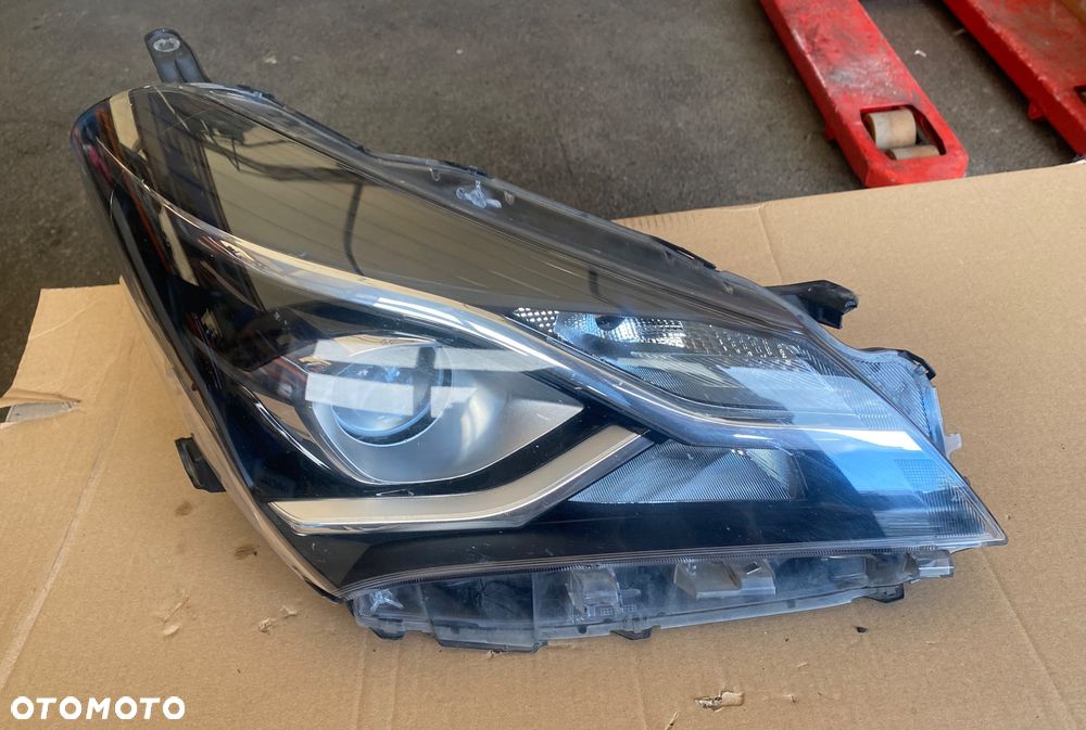 TOYOTA YARIS 3 III lift LAMPA PRZEDNIA PRAWA REFLEKTOR PRZEDNI PRAWY PRZÓD EUROPA soczewka led - 1