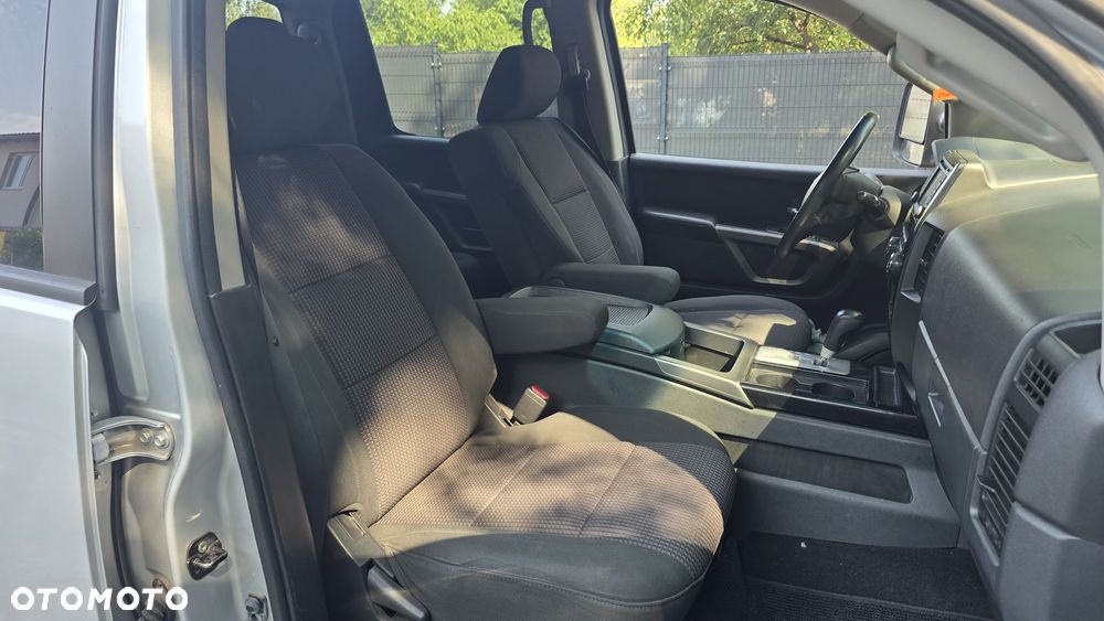 Nissan Titan 5.6 V8 LE Crew Cab - 24