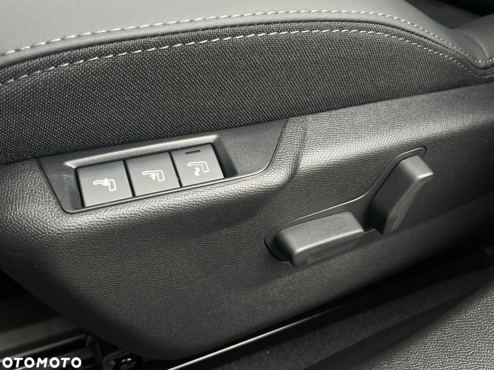Peugeot 2008 PureTech mHEV GT e-DCS6 - 24