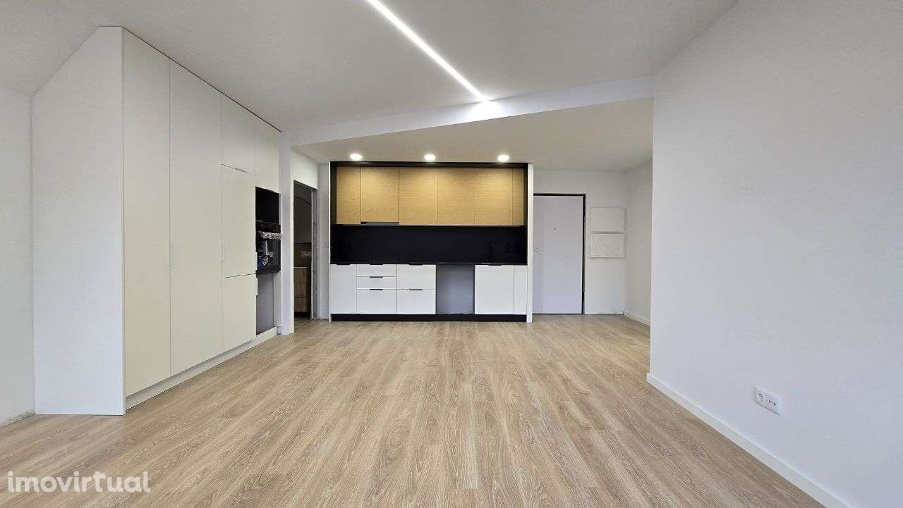 T2 c/ Arrumo de 94m² + Garagem | Última Fração | Potencial Bi-Familiar - Grande imagem: 2/31