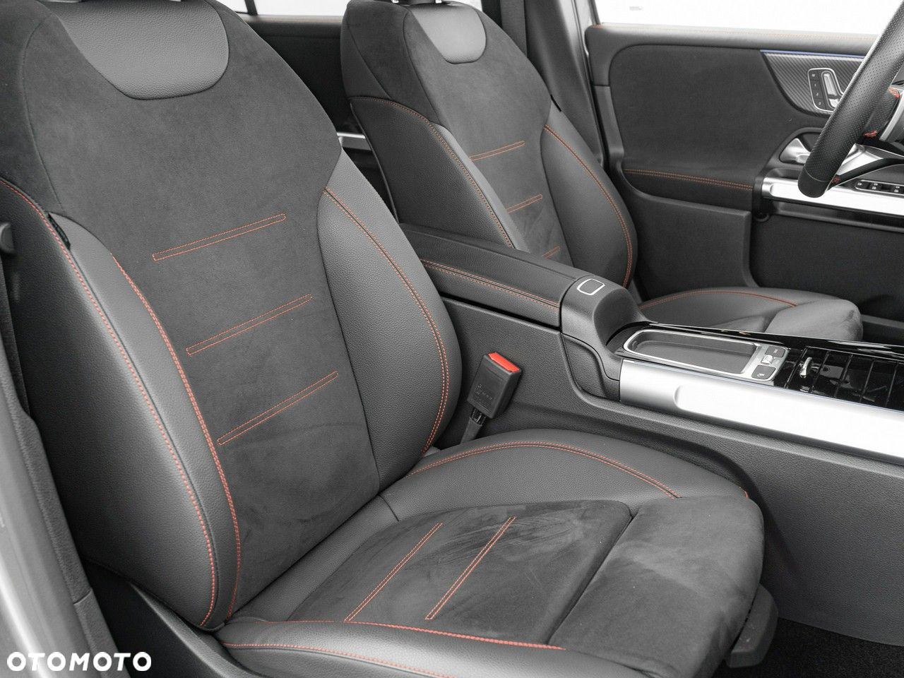 Mercedes-Benz GLB 200 d 4-Matic AMG Line 8G-DCT - 34