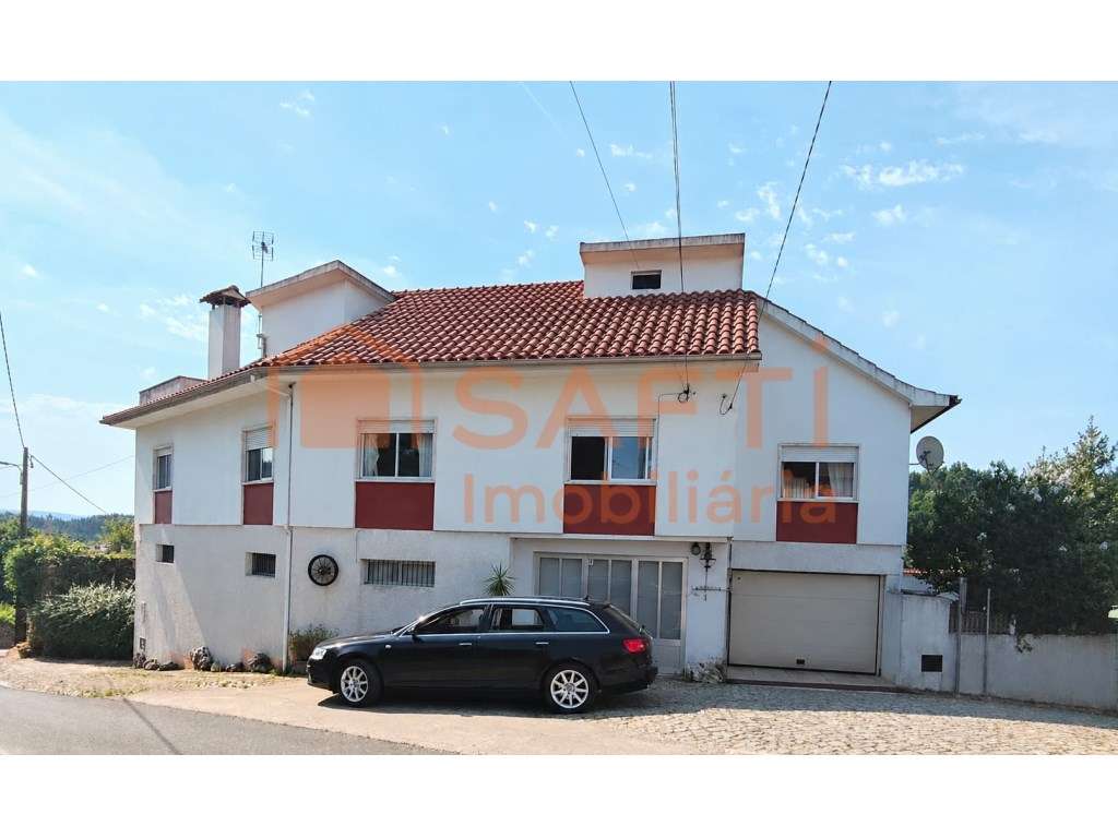 MORADIA T4, COM LOJAS, GARAGEM, ELEVADOR E TERRAÇO COM VISTA.