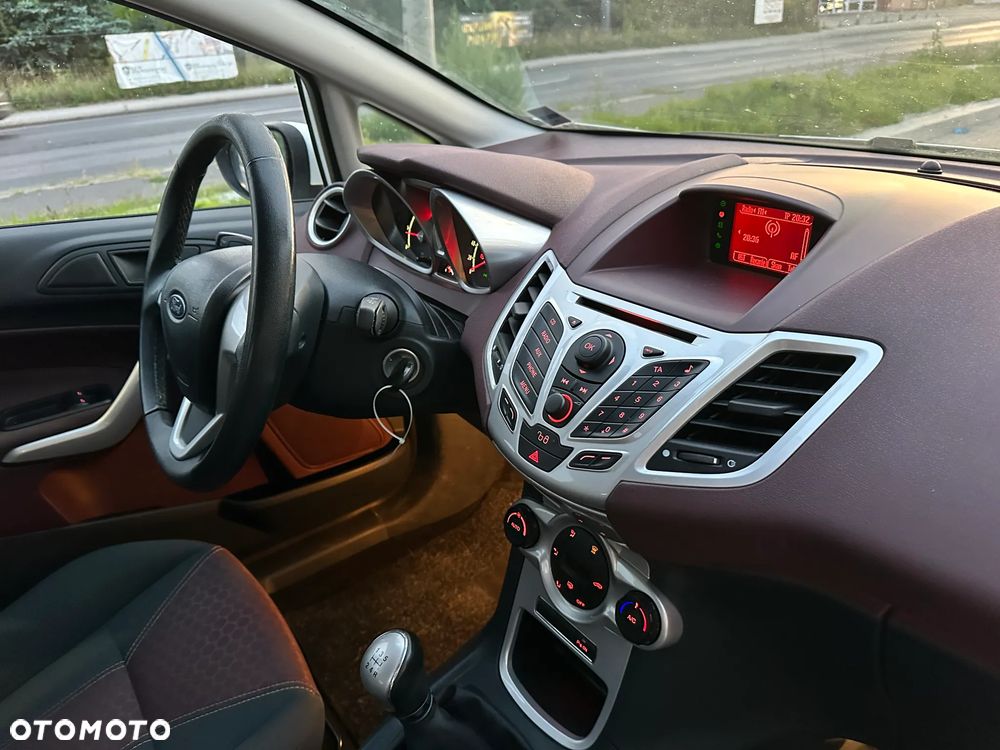 Ford Fiesta 1.4 Titanium - 24
