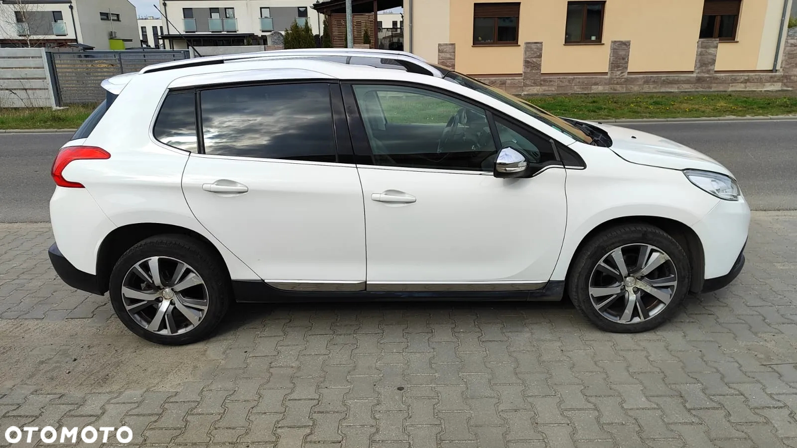 Peugeot 2008 1.6 e-HDi Allure S&S - 2