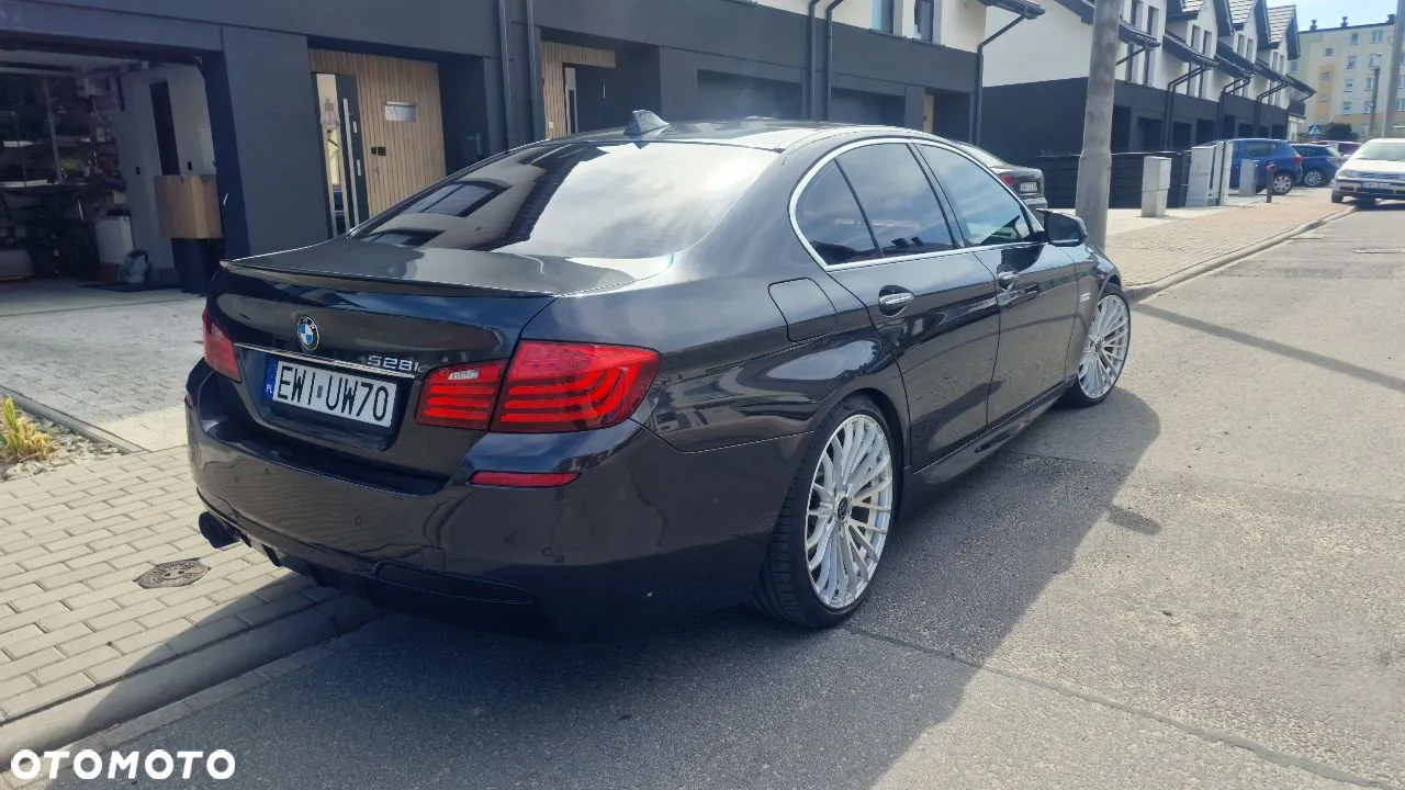 BMW Seria 5 528i xDrive Luxury Line - 4
