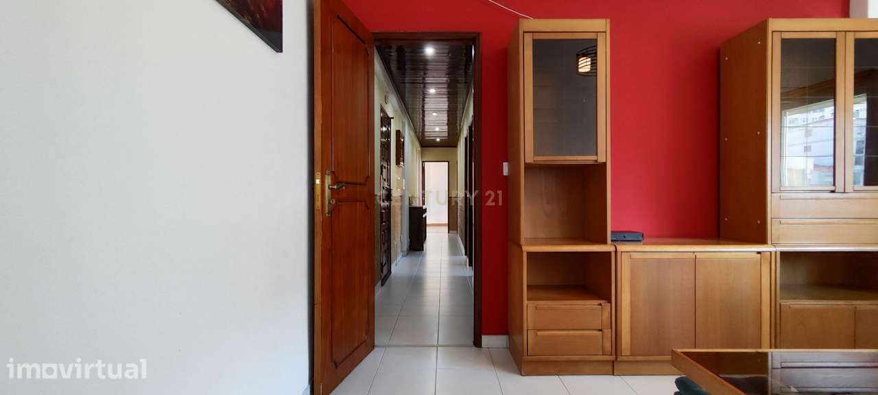 Apartamento T2 Mobilado com Varanda e Garagem - Grande imagem: 3/14