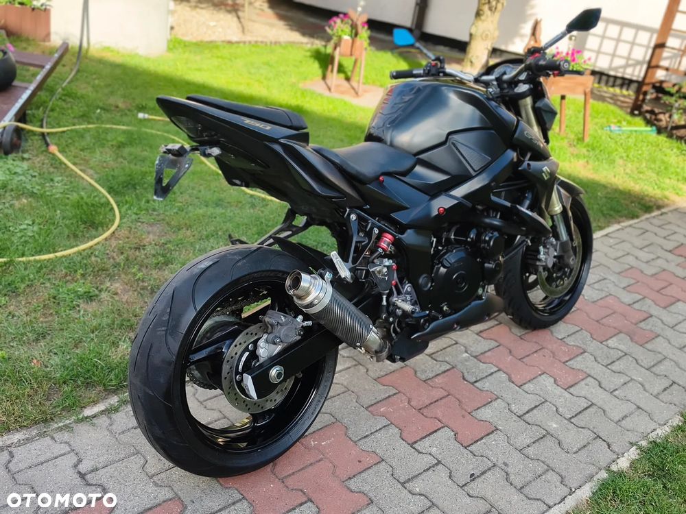 Suzuki GSR - 4