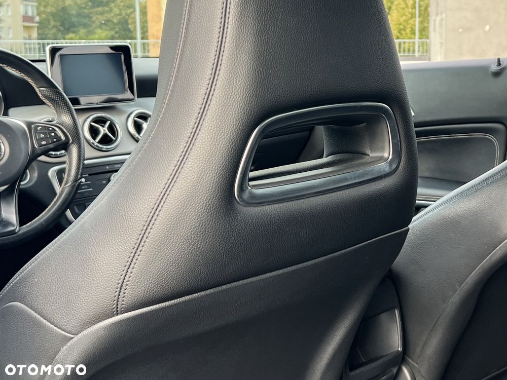 Mercedes-Benz CLA 180 AMG Line - 20