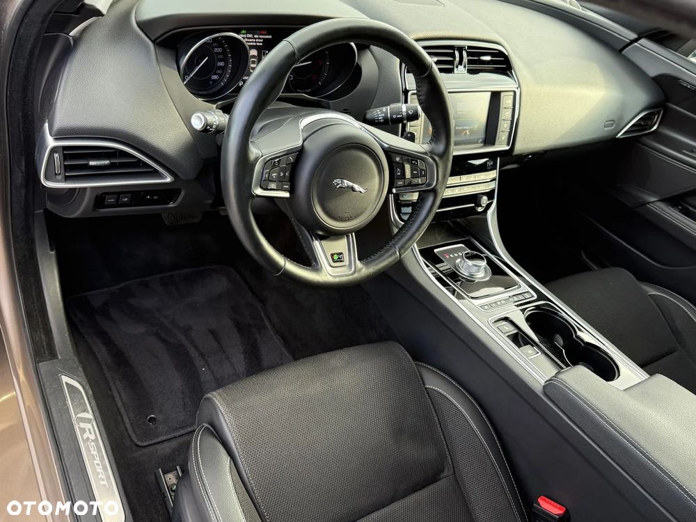 Jaguar XE 2.0 D R-Sport - 29