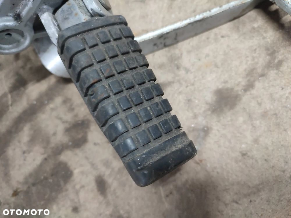 Set kierowcy, podnóżek prawy przód, dźwignia hamulca tył, czujnik stopu Kawasaki GPZ 500 - 3
