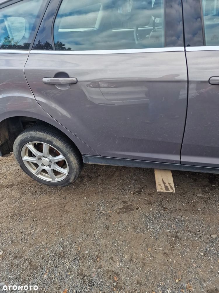 Drzwi  prawy tył ford  Focus  mk3 kombi  w  kolorze  VB - 2