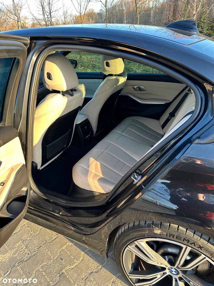 BMW Seria 3 330e M Sport - 9