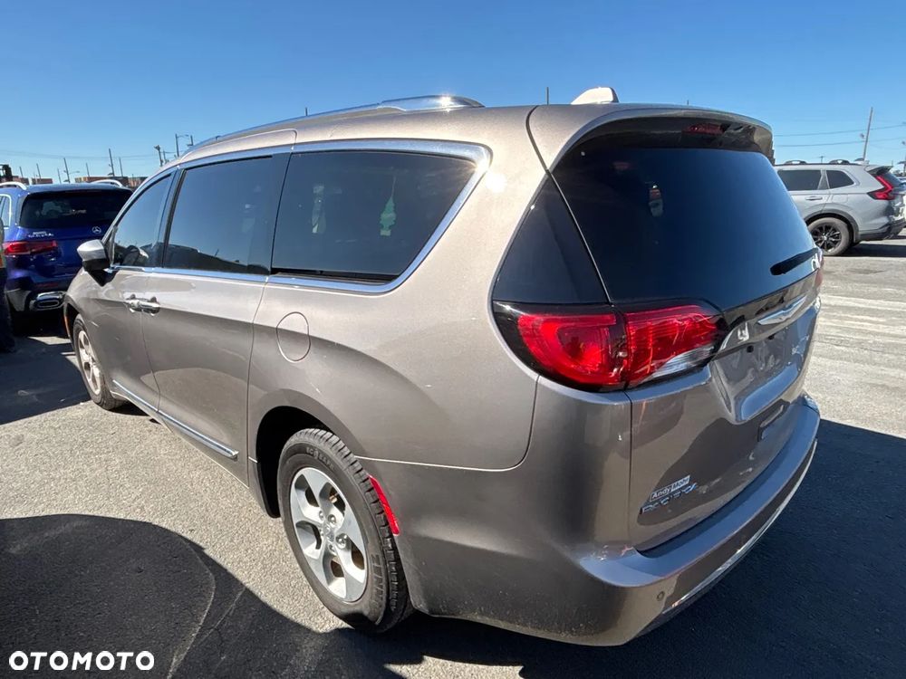 Chrysler Pacifica - 10