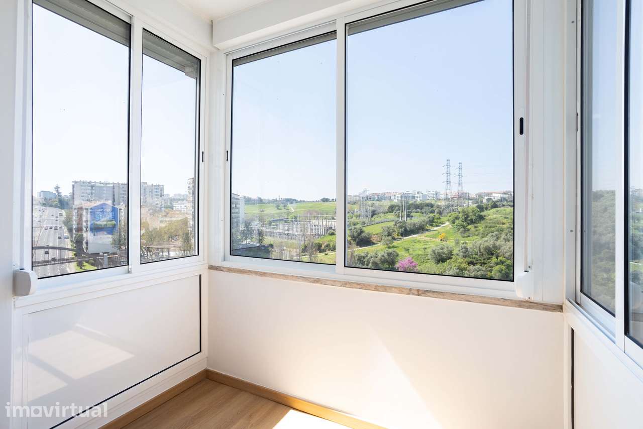Moderno T2 Remodelado com Vista Desafogada na Calçada de Carriche - Grande imagem: 3/31