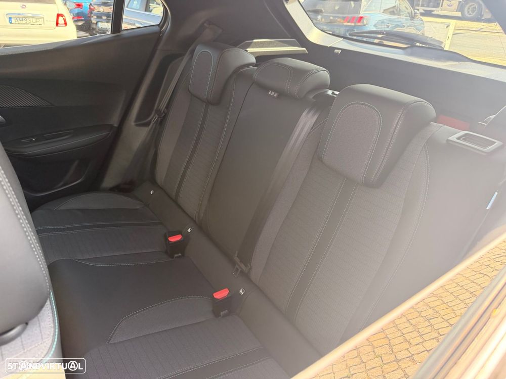 Peugeot 2008 1.2 PureTech Allure EAT8 - 38