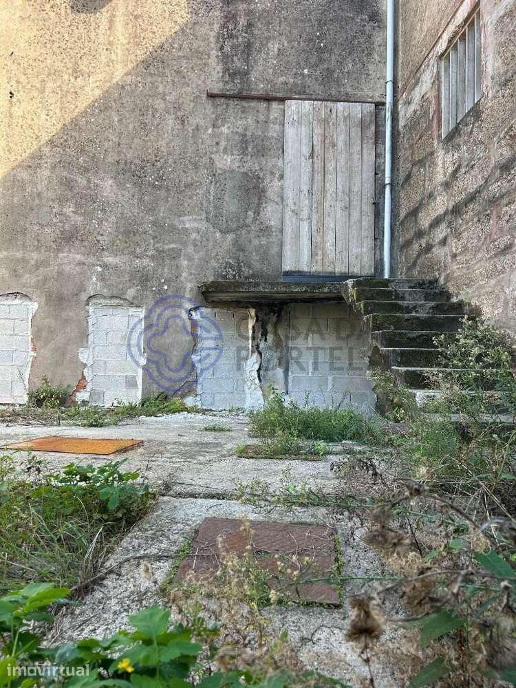 Armazém e habitação com 455 m2 de área útil, com logradouro, para recu - Grande imagem: 3/15