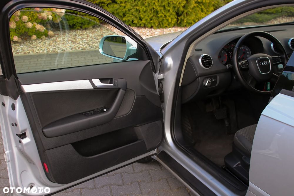 Audi A3 Sportback 2.0 TDI DPF (DSG) S tronic Ambiente - 28
