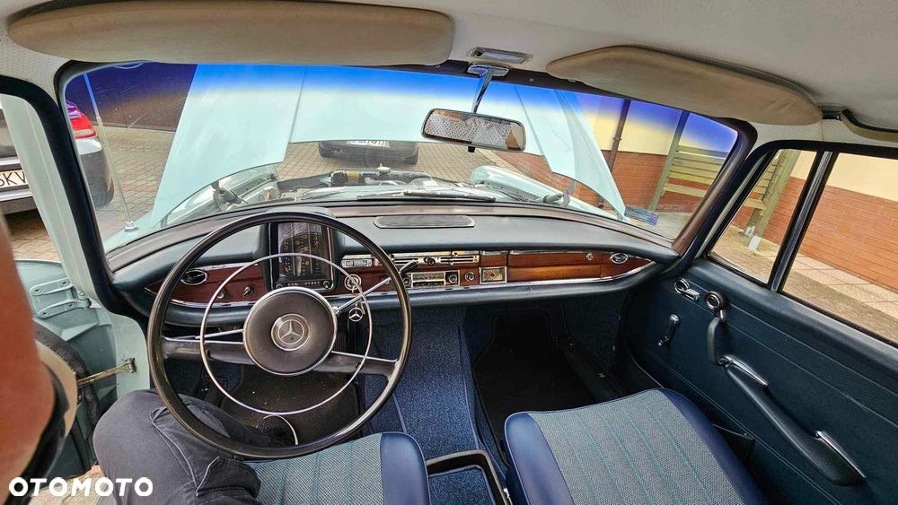 Mercedes-Benz W111 - 11