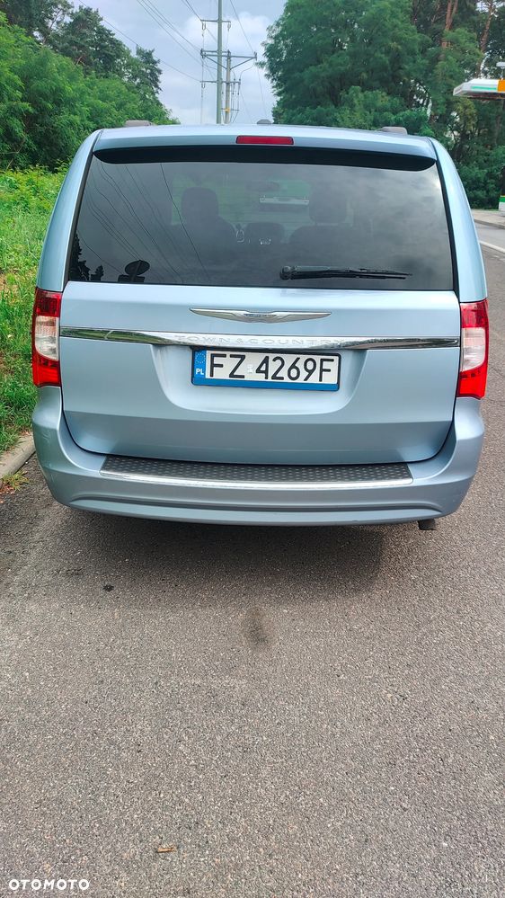 Chrysler Town & Country - 4
