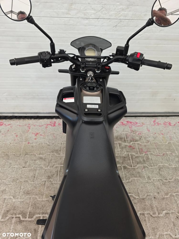 Husqvarna Svartpilen - 25