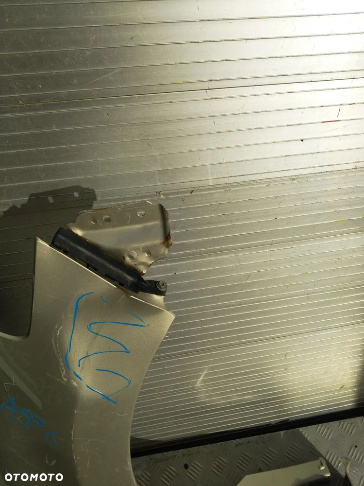 A976 NISSAN TIDA  BŁOTNIK PRZEDNI PRAWY - 2