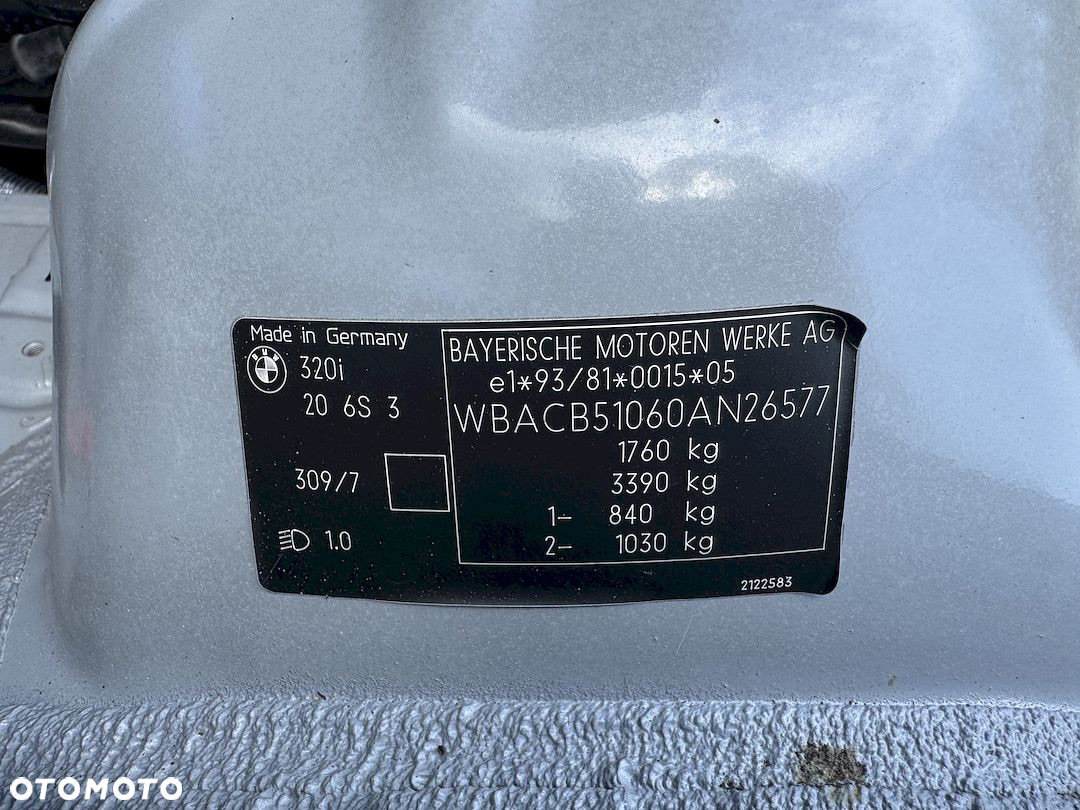 BMW Seria 3 320i - 32
