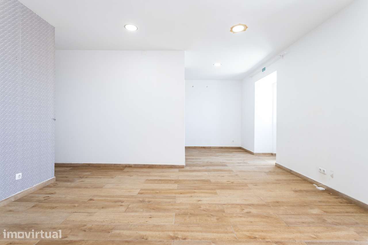 Loja Totalmente Remodelada com Potencial para Habitação – Junto à Marg - Grande imagem: 3/14