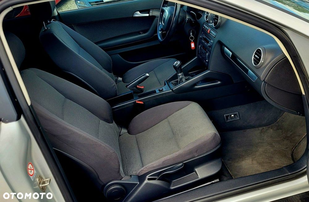 Audi A3 3-drzwiowe 1.6 FSI Attraction - 18