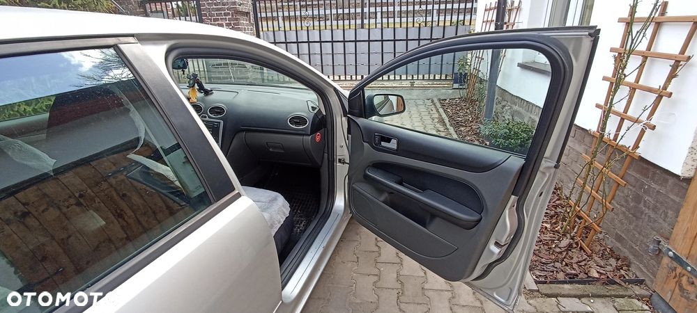 Ford Focus 1.6 TDCi DPF Ambiente - 16