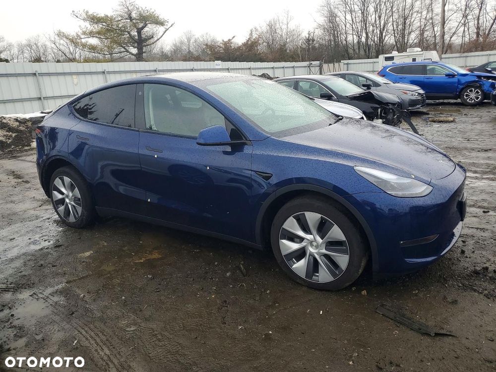 Tesla Model Y - 4