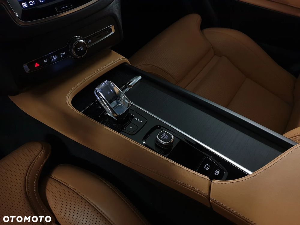 Volvo XC 90 B5 D AWD R-Design 7os - 32